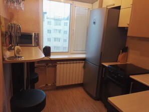 Leilighet – superior (Tolstogo 1-14) | Eget kjøkken | Kjøleskap, mikrobølgeovn og kjøkkenutstyr