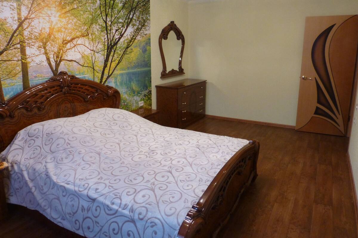 Apartemen Mewah (Tolstogo 1-8) | 1 kamar tidur, seprai premium, meja kerja, dan setrika/meja setrika