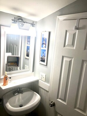 Dusj, hårføner, håndklær og toalettpapir