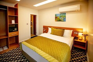 Minibar, caja fuerte, escritorio y sistema de insonorización