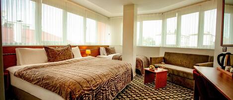 Deluxe Triple Room | Minibar, in-room safe, desk, soundproofing