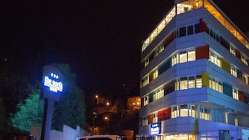 Vista frontal de la propiedad por la tarde o noche