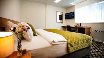 Habitación doble Deluxe | Minibar, caja de seguridad en la habitación y escritorio