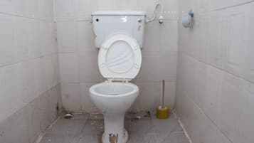 Single Room | Bathroom | Shower, rainfall showerhead, free toiletries, towels
