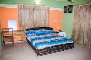 Standard Room | Desk