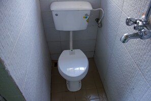 Shower, rainfall showerhead, free toiletries, towels