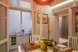 Apartment, 2 Schlafzimmer | Essbereich im Zimmer