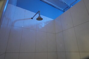 Shower, towels - Farmyard Hotel (Kumasi)