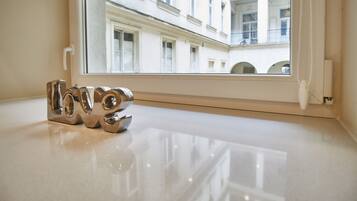 Apartamento empresarial, 2 camas Queen | 1 quarto, roupas de cama premium, ferros/tábuas de passar roupa