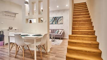 Apartamento empresarial, 2 camas Queen | 1 quarto, roupas de cama premium, ferros/tábuas de passar roupa