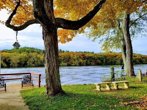 ROCK RIVER HIDEAWAY Grill, Fire Pit, Pet Friendly with fee of 30.00 per night