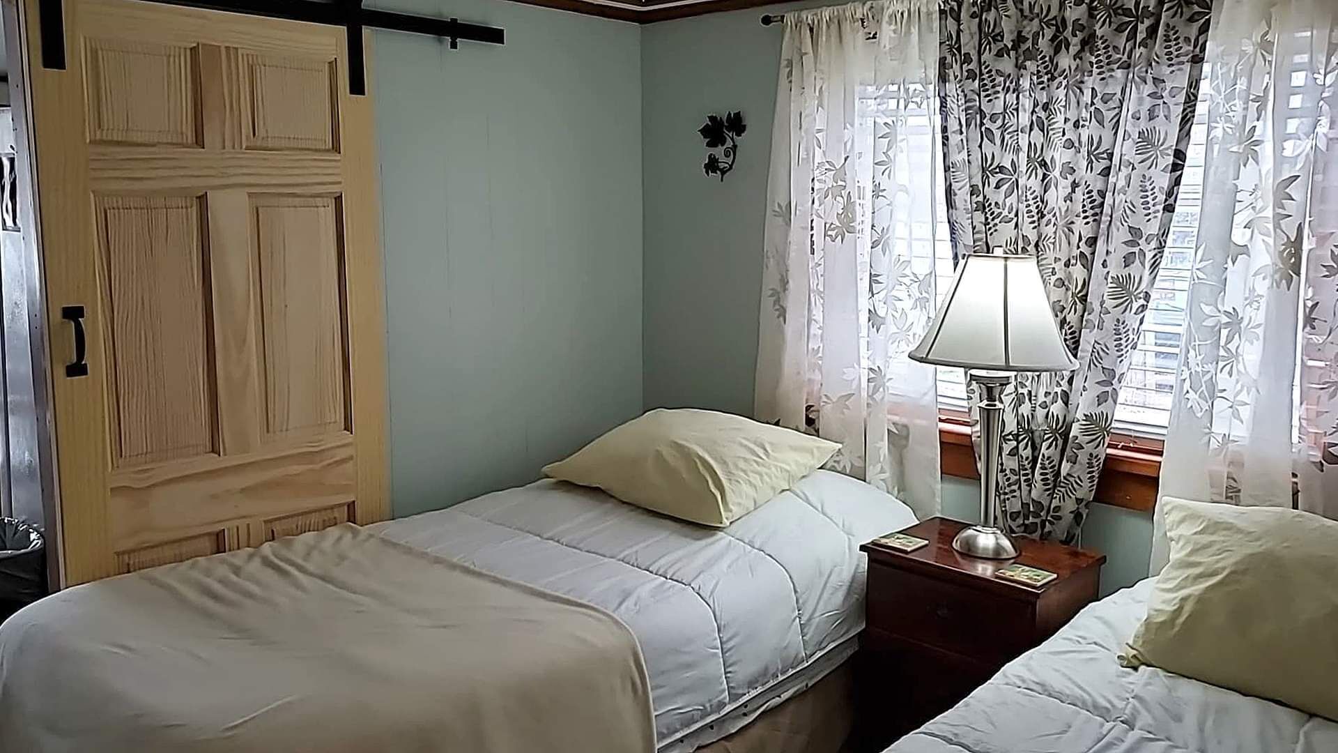 2 عدّة غرف نوم ومكواة/لوح كي وسرير سفر وواي فاي مجانًا