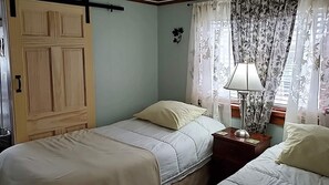 2 habitaciones, tabla de planchar con plancha y cuna de viaje 