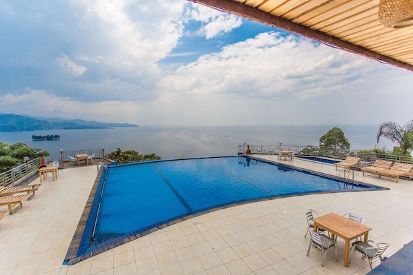 Outdoor pool - Nirvana Heights Hotel (Nyayumba)