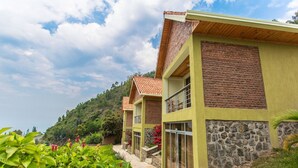 Una hilera de edificios modernos con fachadas de ladrillo y piedra, ventanas amplias y un sendero de piedra que conduce a la entrada.