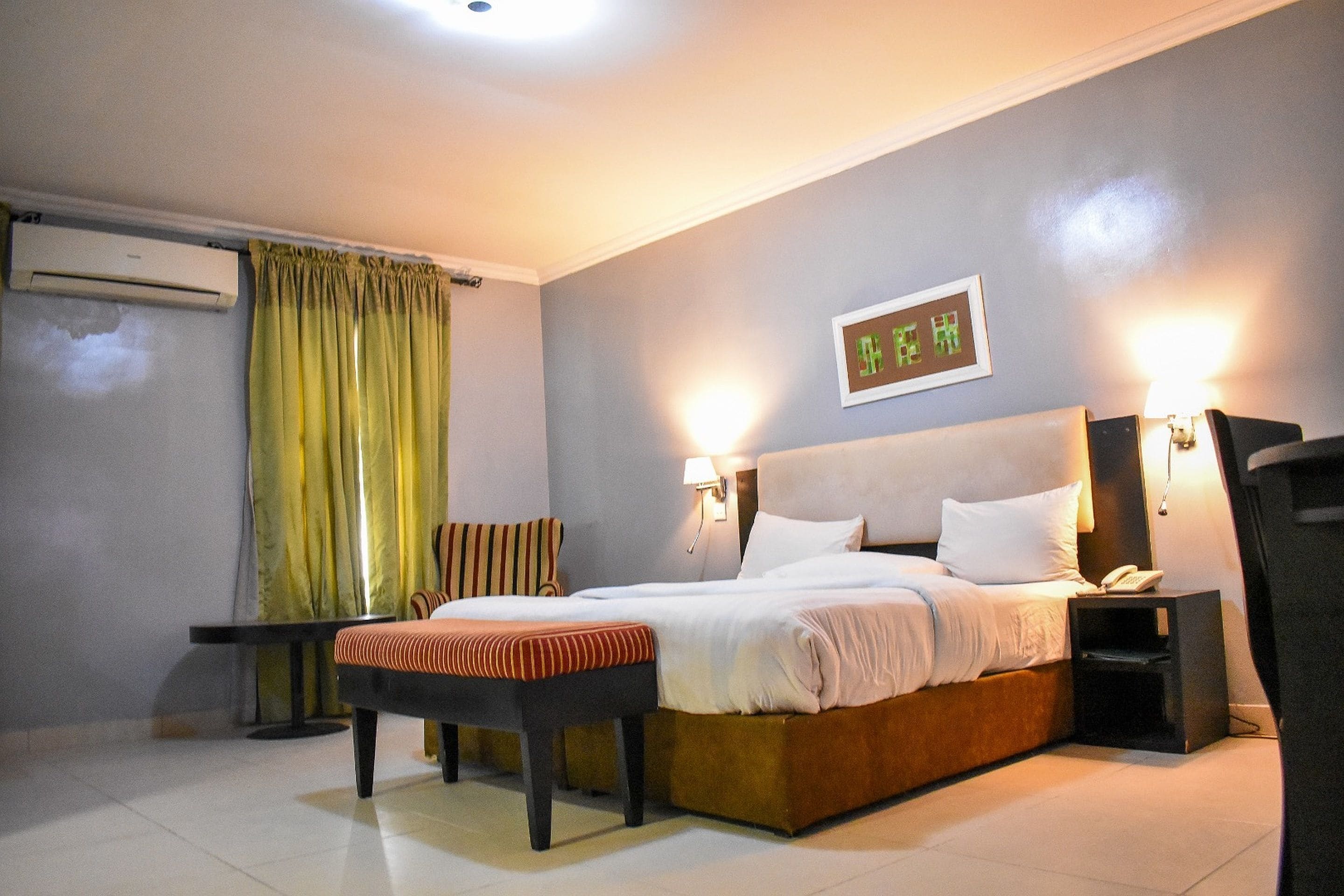 Coffres-forts dans les chambres, bureau, Wi-Fi gratuit, draps fournis