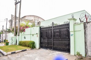 Entrée de l’hébergement