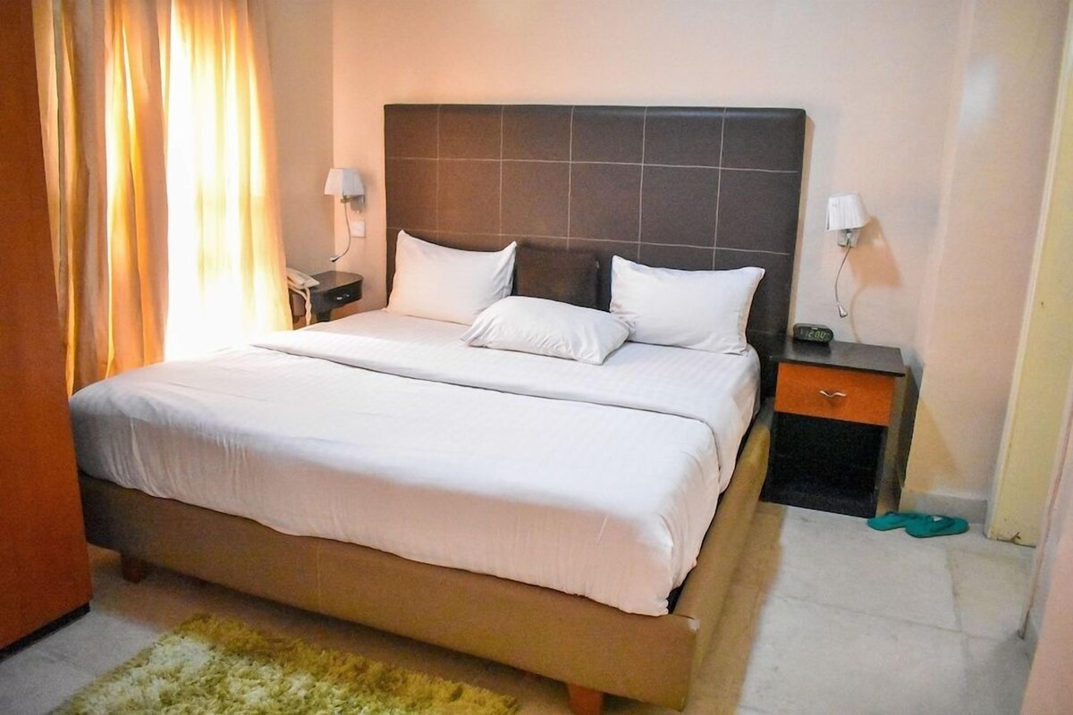 Caja fuerte, escritorio, wifi gratis y ropa de cama