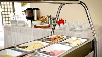Café da manhã com buffet grátis todos os dias