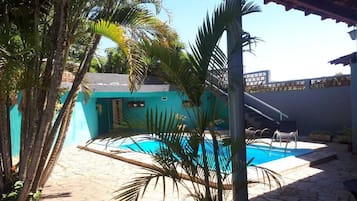 Piscina externa, espreguiçadeiras