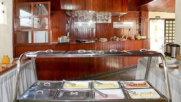 Café da manhã com buffet grátis todos os dias