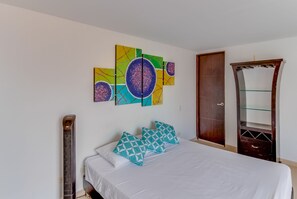Appartement Confort | Décor unique, bureau, fer et planche à repasser, accès au Wi-Fi (inclus)