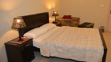 Standard Triple Room | Minibar, desk, soundproofing, free WiFi