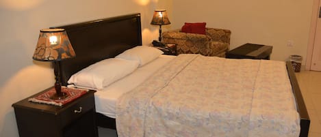 Habitación triple estándar | Minibar, escritorio, sistema de insonorización y wifi gratis