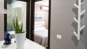 A modern bathroom with a white sink, a potted plant, and a mirror. - La Palma del Sol (Barletta)
