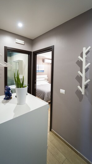 Kahden hengen huone | 1 makuuhuone, ylelliset vuodevaatteet, työpöytä, äänieristys