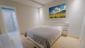 A bedroom with a bed, a desk, and a painting on the wall. - La Palma del Sol (Barletta)