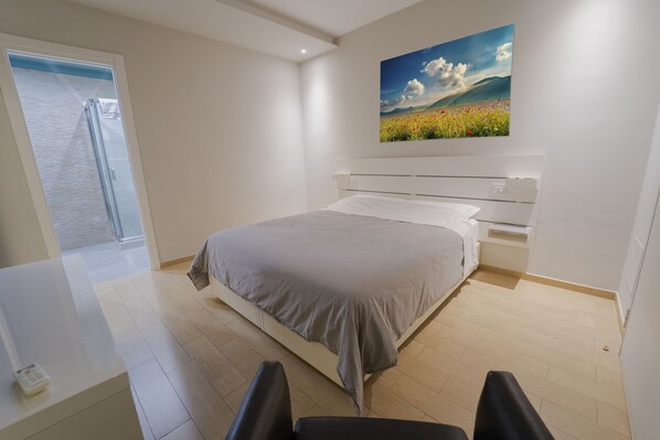 Neljän hengen huone | 1 makuuhuone, ylelliset vuodevaatteet, työpöytä, äänieristys