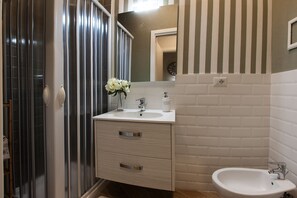 Standard Room, City View | Free WiFi, bed sheets - Relais al Museo (Naples)