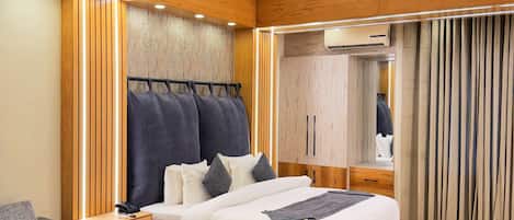 Royal Room | Premium bedding, down comforters, memory foam beds, minibar