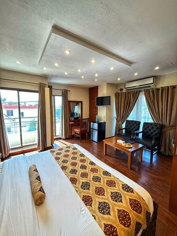 Habitación Deluxe con 1 cama matrimonial o 2 individuales | Ropa de cama de alta calidad, edredón y camas con efecto memoria 