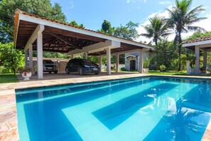 Outdoor pool, sun loungers - Suites Prime (Ubatuba)