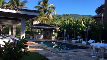 Piscina externa, espreguiçadeiras