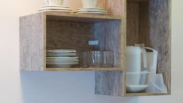 Microwave, cookware/dishes/utensils