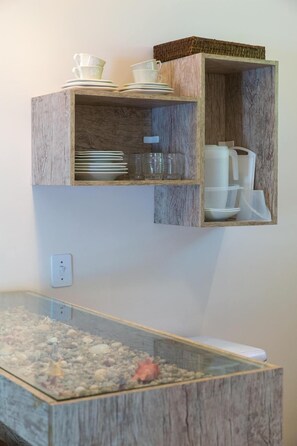 Microwave, cookware/dishes/utensils