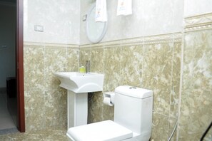 Shower, towels - Sheza Guest House (Addis Ababa)