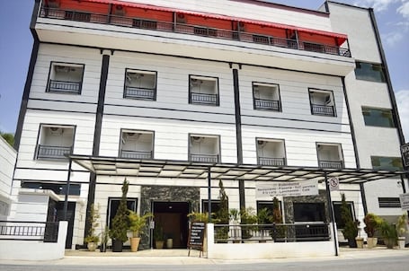Fachada de la propiedad. Rohedama Hotel
