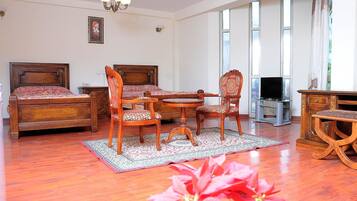 Standard Twin Room | In-room business center