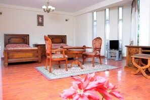 Standard Twin Room | In-room business centre