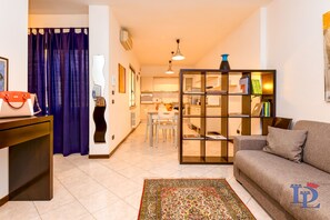 City-Apartment, 2 Schlafzimmer, Küche | Wohnzimmer | Flachbildfernseher