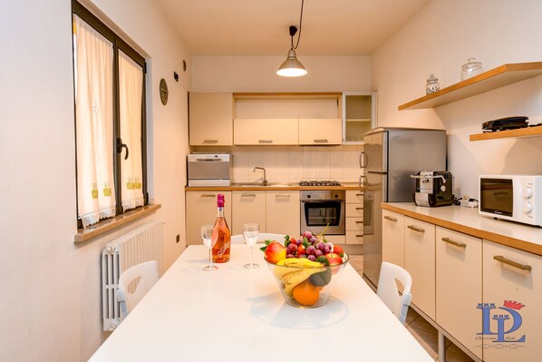 City-Apartment, 2 Schlafzimmer, Küche | Eigene Küche | Großer Kühlschrank, Mikrowelle, Ofen, Herdplatte