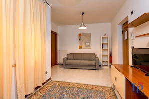 City Apartment, 1 Bedroom, Kitchen, City View | Living room | Flat-screen TV - Desenzanoloft – Desenzano Corte Blu Downtown (Desenzano del Garda)
