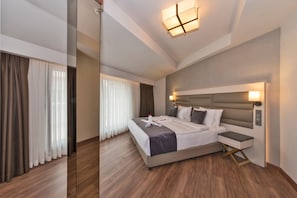 Family Suite Room | Minibar, in-room safe, desk, laptop workspace - Golden Royal Hotel & Spa (Istanbul)