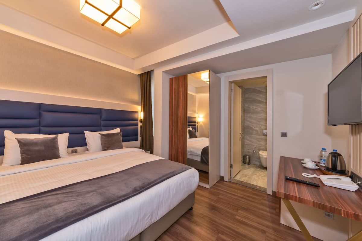 2 bedrooms, minibar, in-room safe, desk