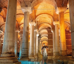 Daily continental breakfast (EUR 16 per person)