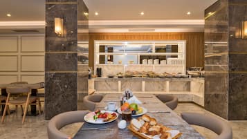 Desayuno continental (EUR 16 por persona)